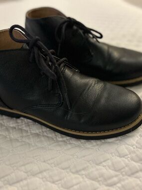 Perry Ellis Black Leather Chase Chukka boot with Tan Accent Youth size 4